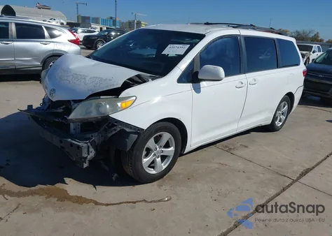 2016 Toyota Sienna Le 8 Passenger z USA, uszkodzony, nr VIN 5TDKK3DCXGS752126